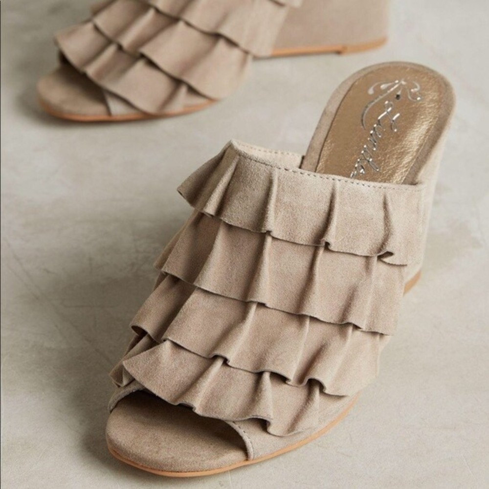 New Anthropologie Ronda Wedge by Liendo taupe suede 7.5